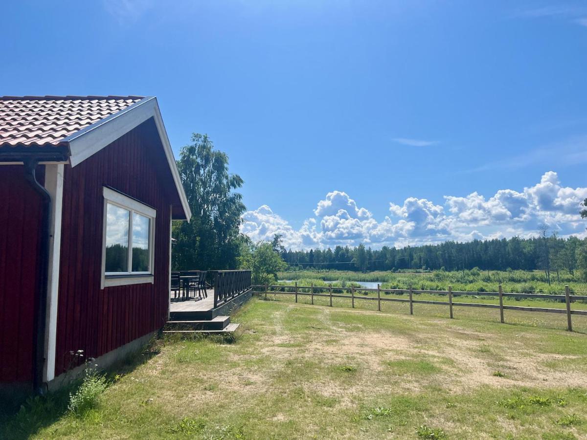 Vila Idylliskt Hus Med Sjoeutsikt. Östhammar Exteriér fotografie