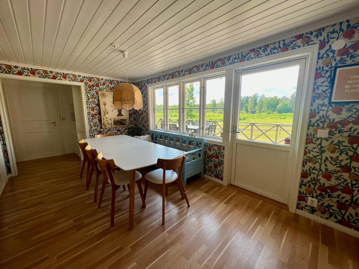 Vila Idylliskt Hus Med Sjoeutsikt. Östhammar Exteriér fotografie